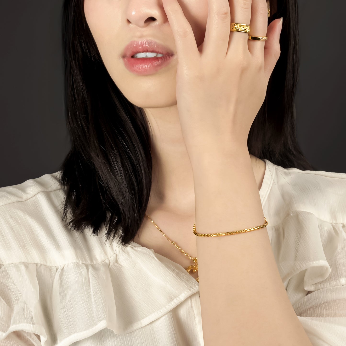 916 Gold Oriental Tube Bracelet