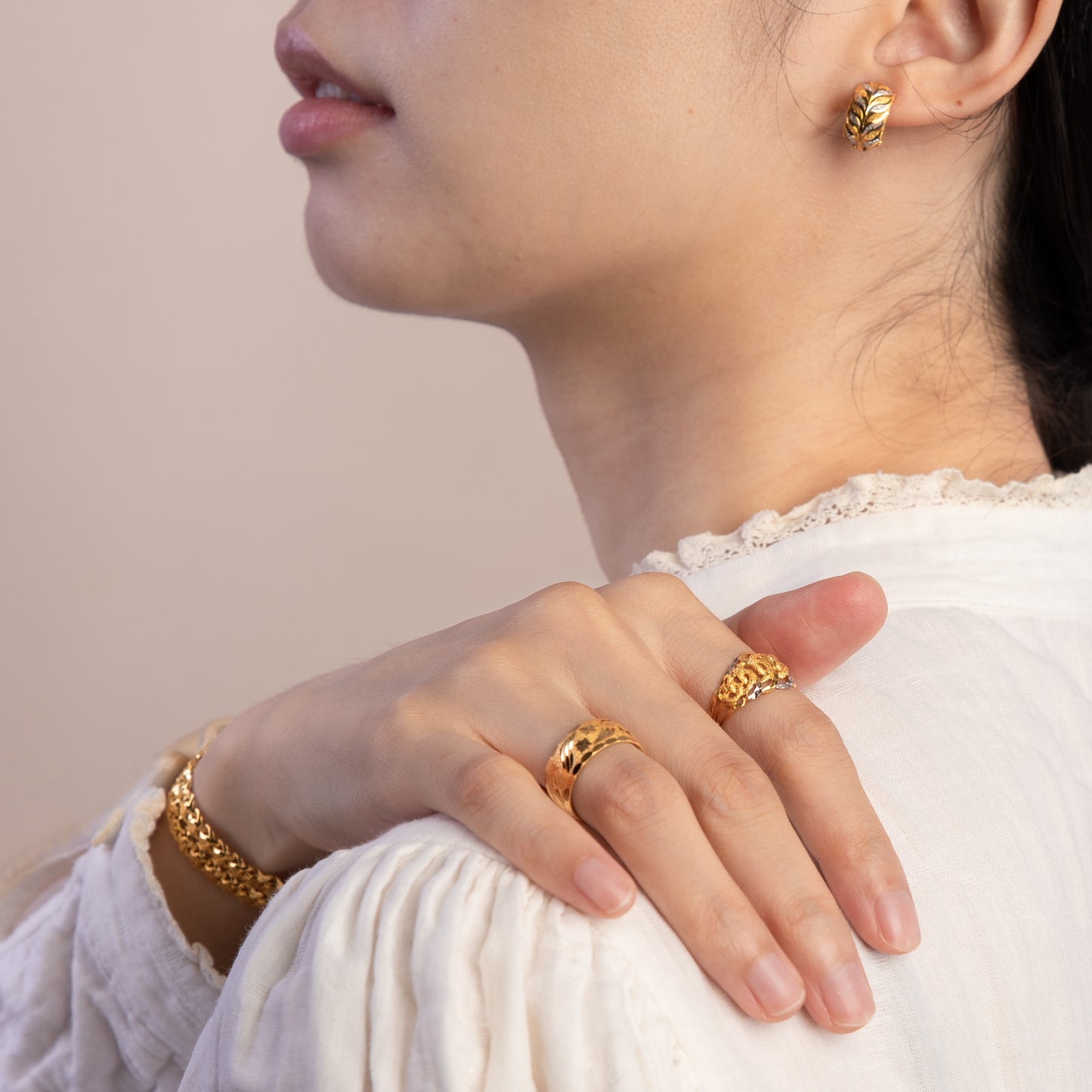 916 Gold Bold Star Ring