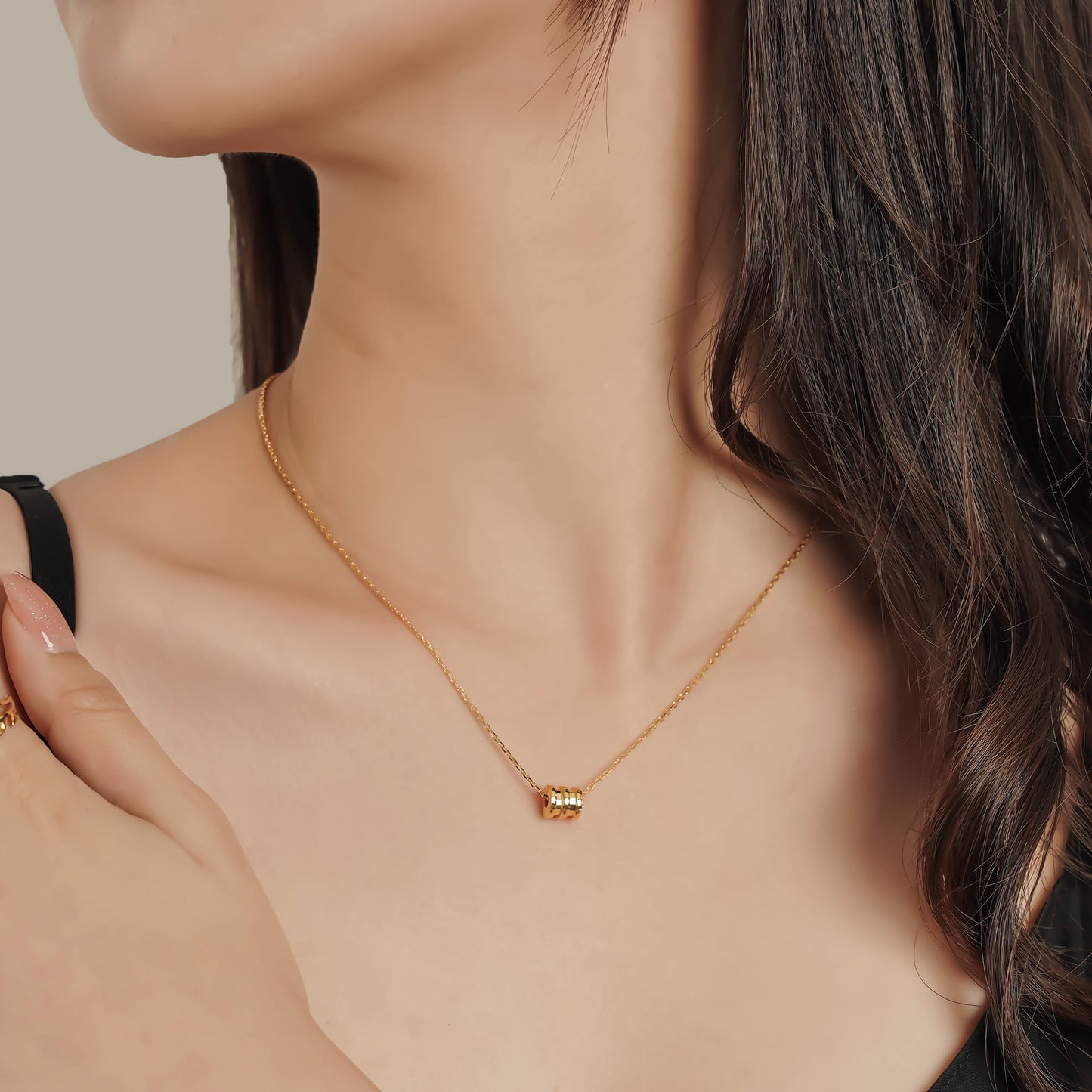 916 Gold Victoria Cylinder Necklace